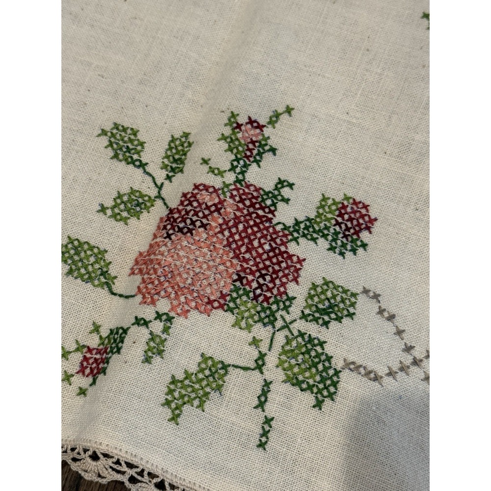 Vintage Hand Embroidered Floral Tablecloth Lace Trim Square Linen Table - Picture 4 of 4
